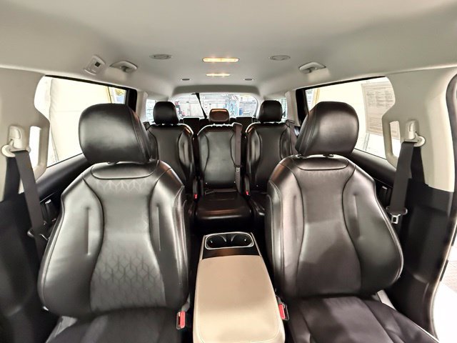 Used 2025 Kia Carnival FWD image 34