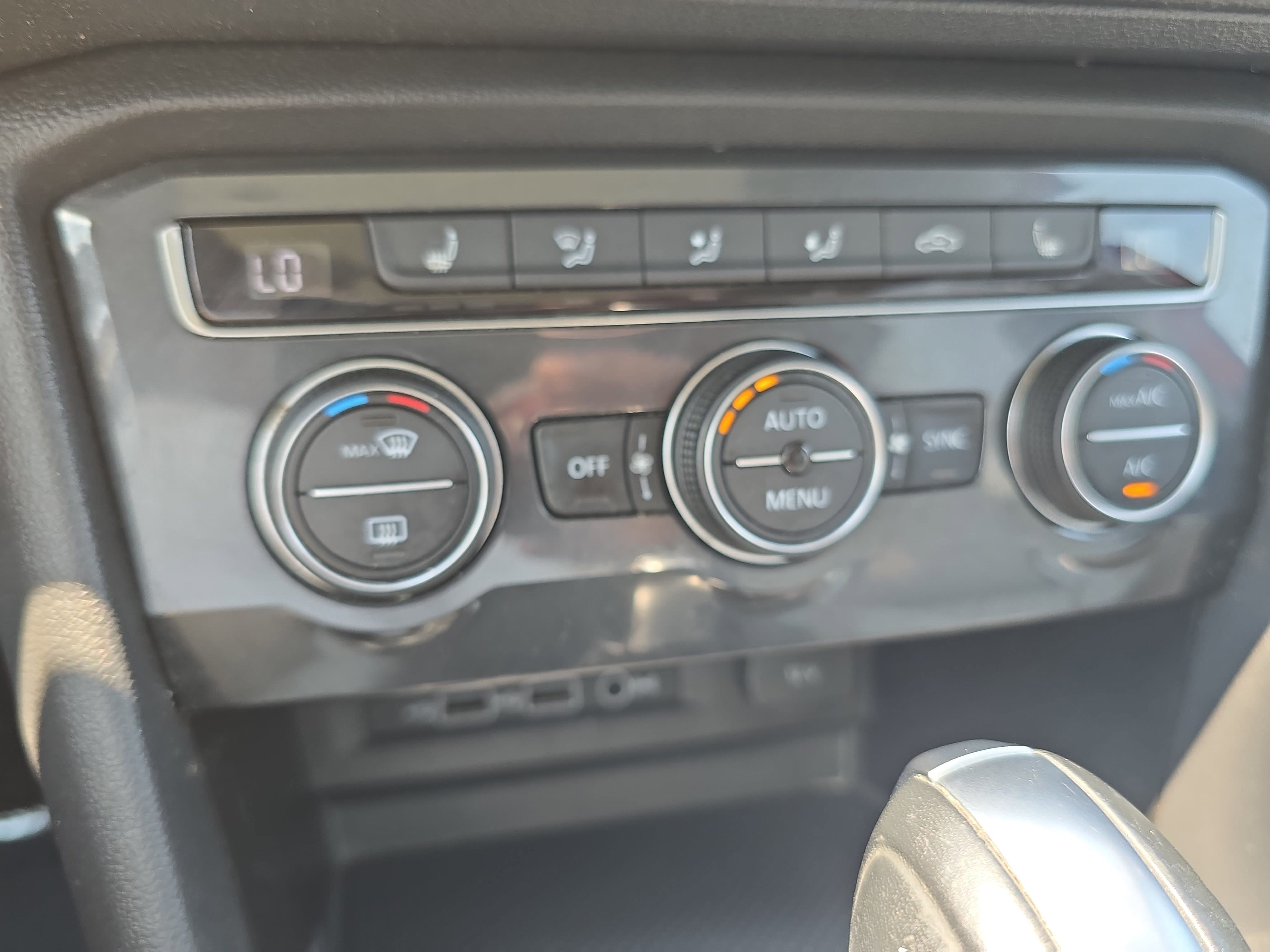 Used 2018 Volkswagen Tiguan SE w/ Panoramic Sunroof Package FWD image 21