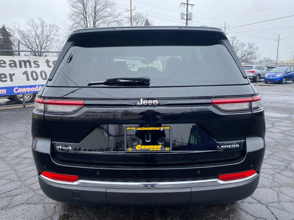 Used 2023 Jeep Grand Cherokee Laredo image 3