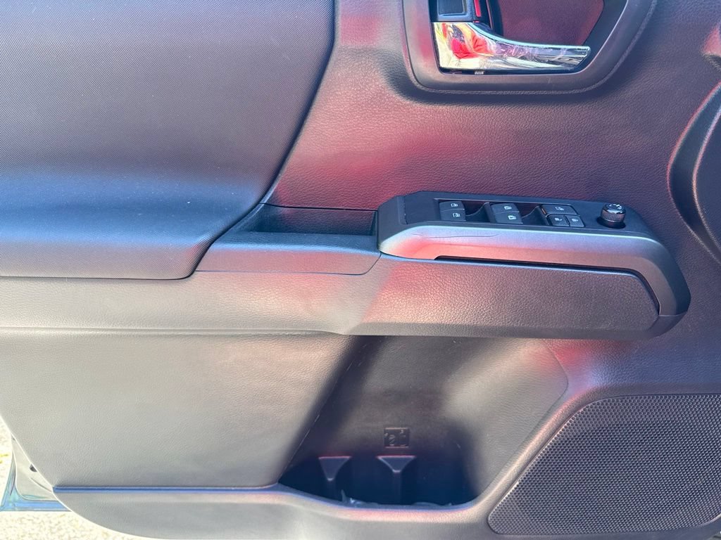 Used 2022 Toyota Tacoma TRD Off-Road AWD/4WD image 15