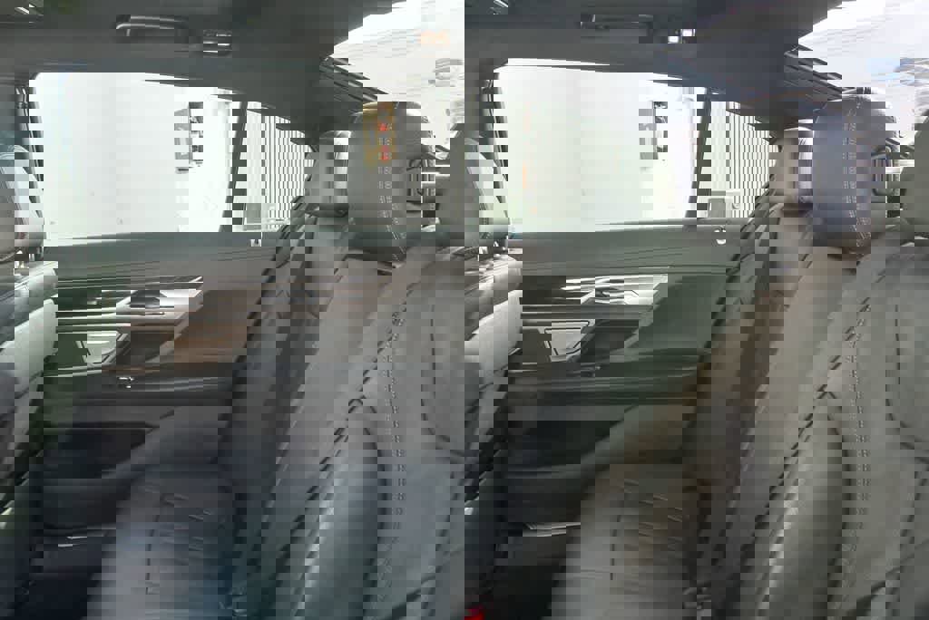 Used 2018 BMW 740i image 11