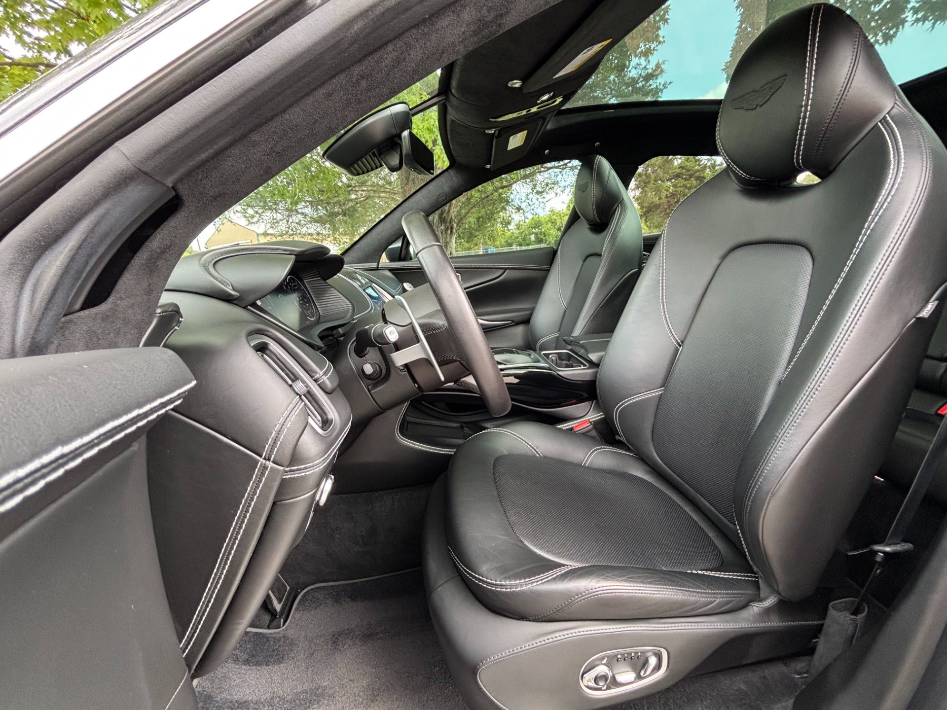 Used 2021 Aston Martin DBX AWD/4WD image 12