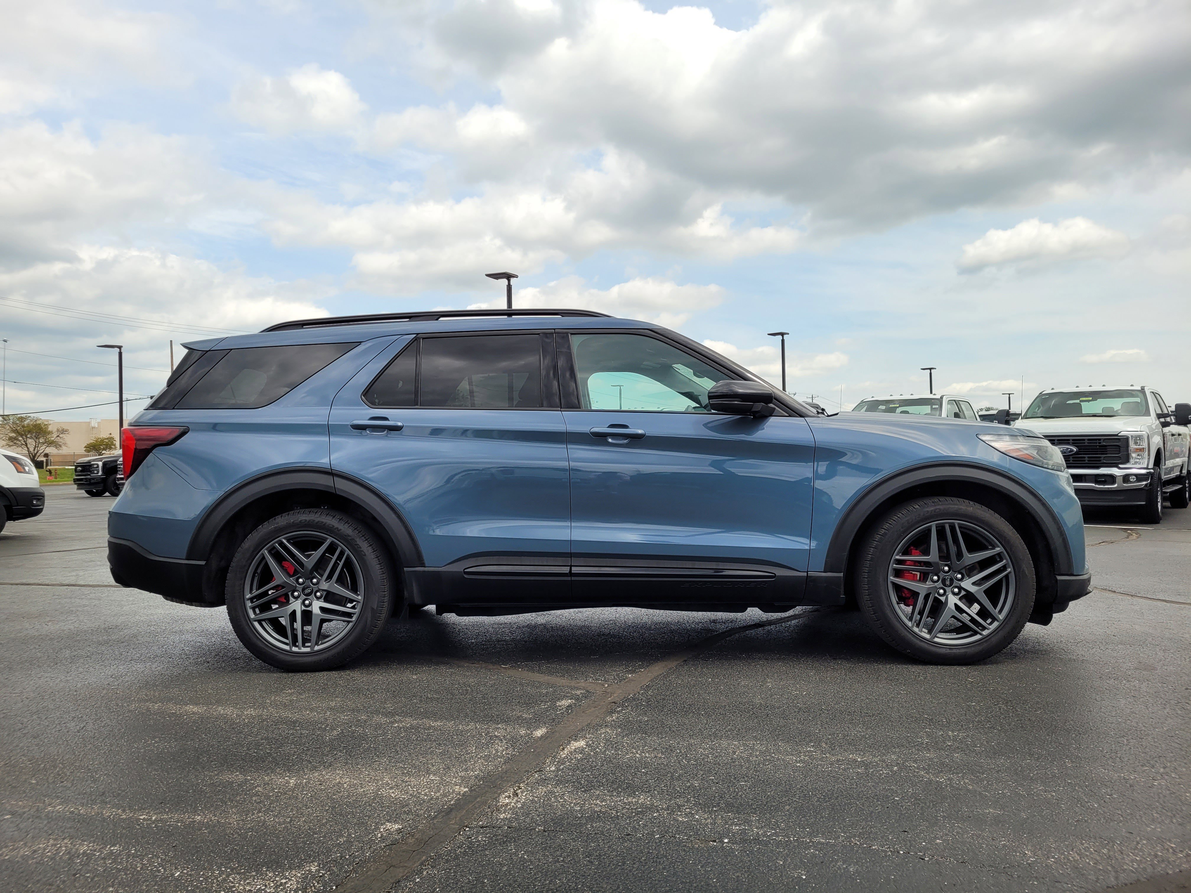 Used 2025 Ford Explorer ST image 2