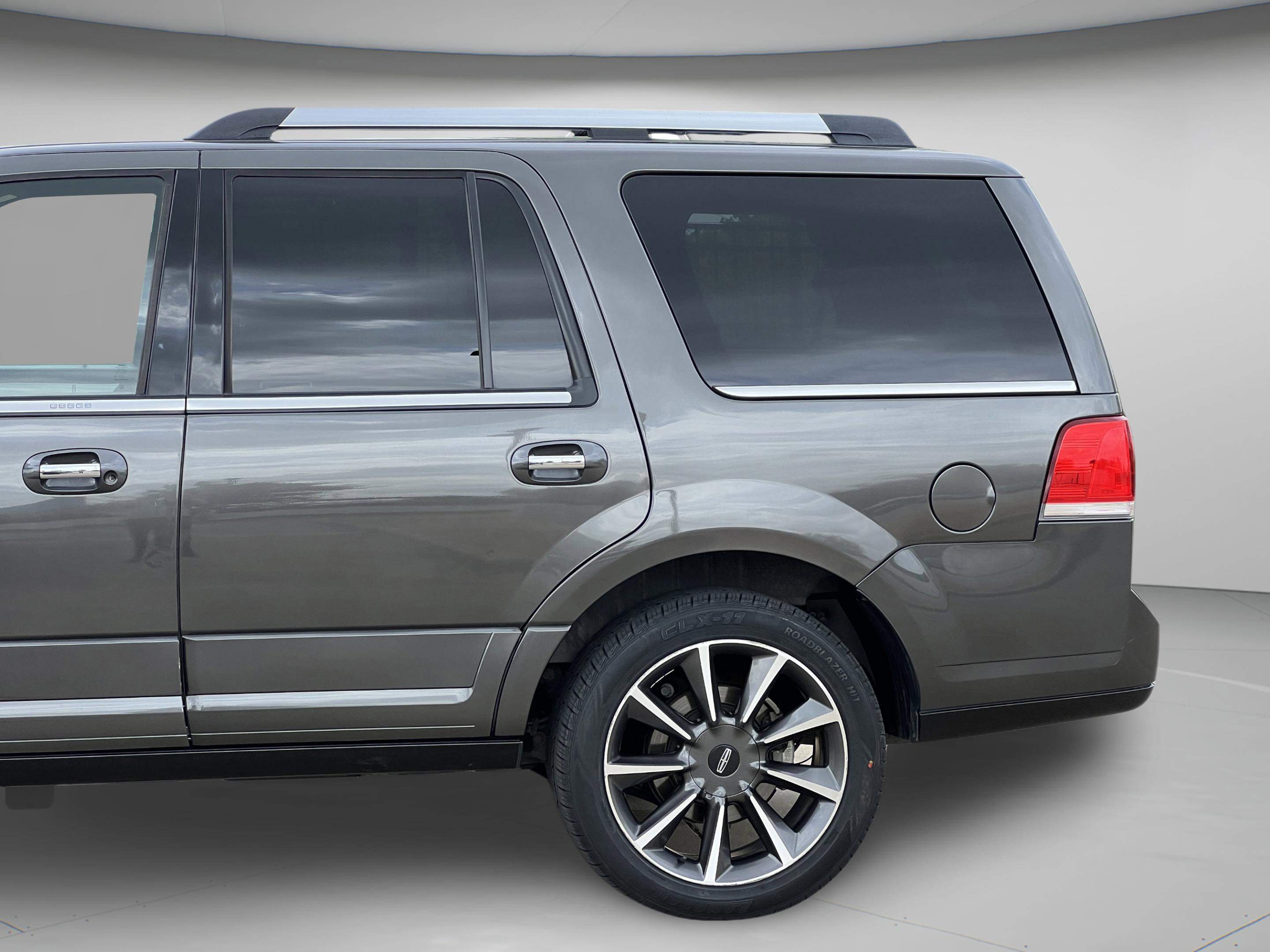 Used 2016 Lincoln Navigator Reserve image 5