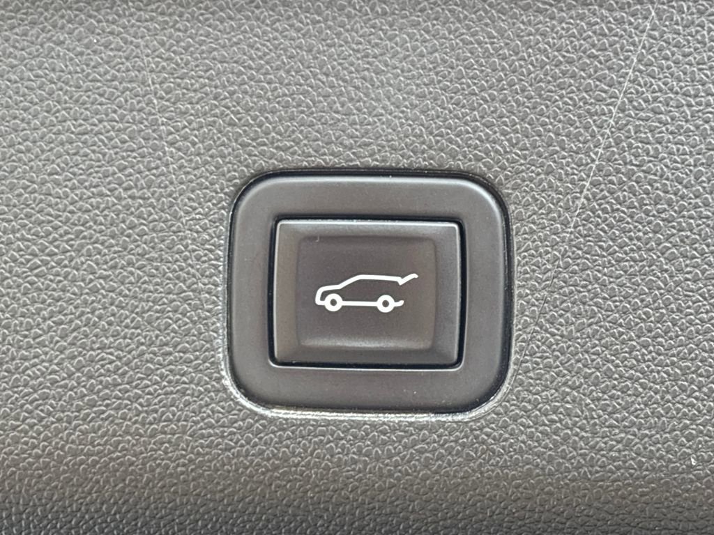 Used 2023 Chevrolet Suburban Premier image 33