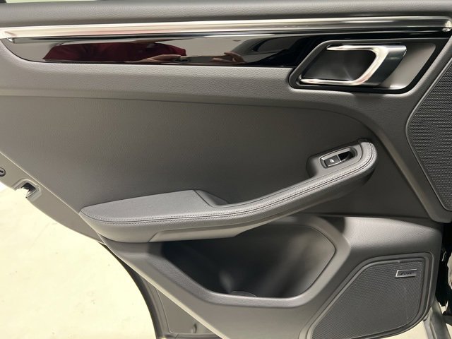 Used 2025 Porsche Macan T image 40