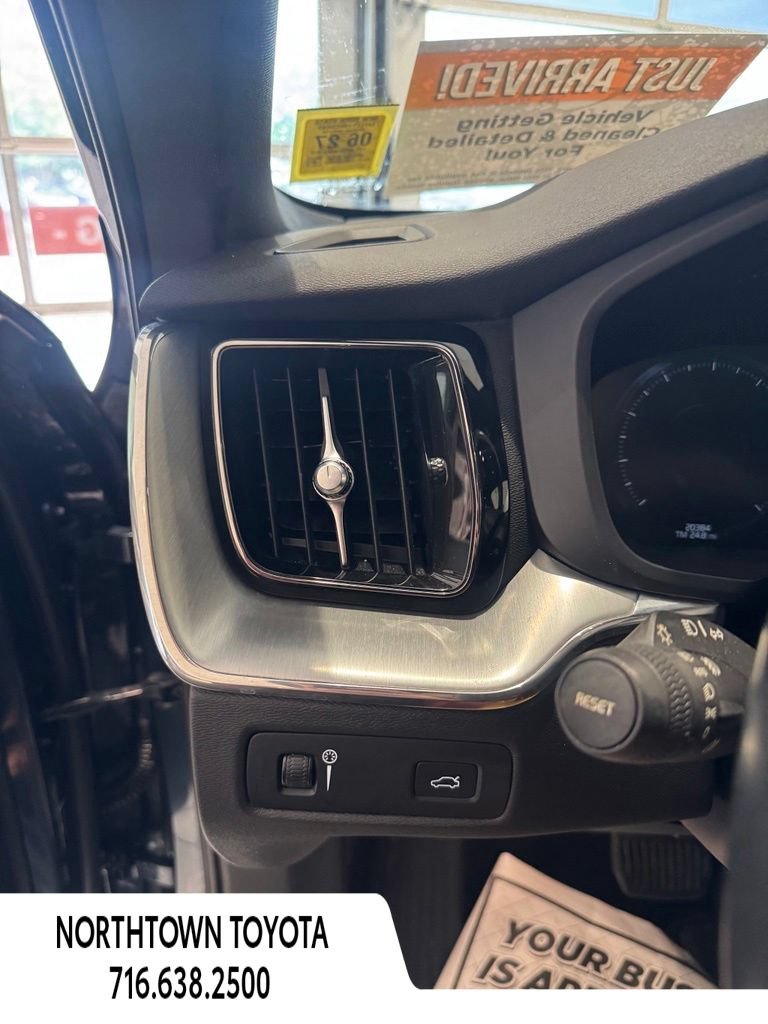 Used 2019 Volvo XC60 T5 Momentum w/ Multimedia Package AWD/4WD image 25
