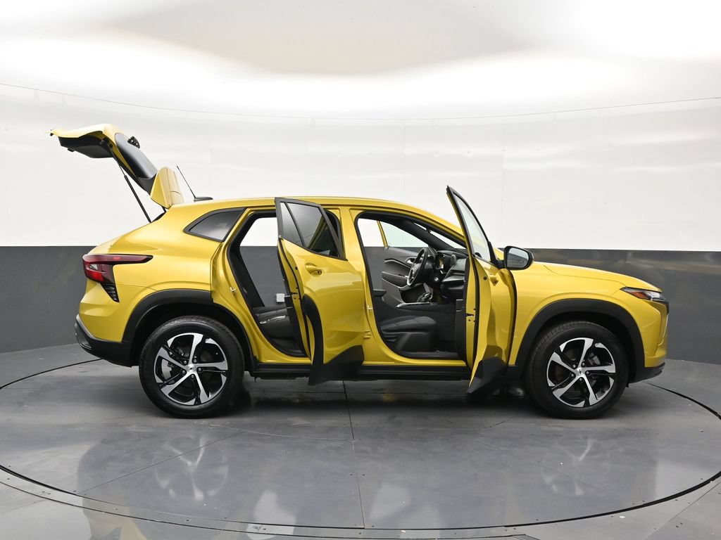 Used 2025 Chevrolet Trax RS FWD image 29