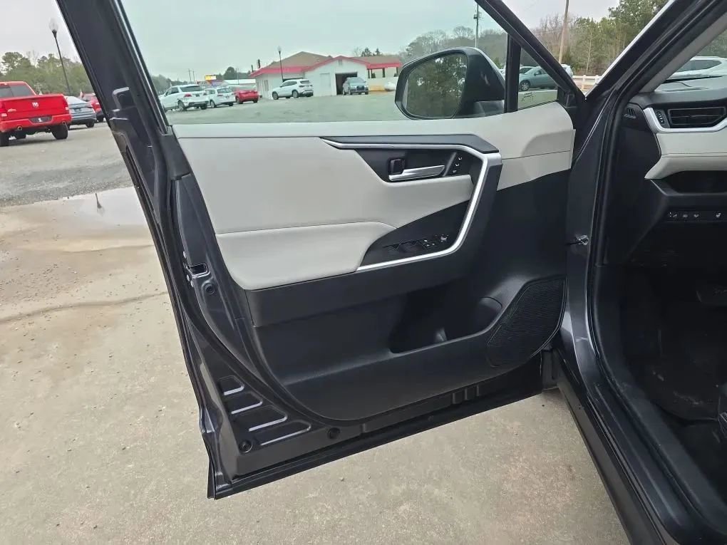 Used 2021 Toyota RAV4 XLE Premium image 40