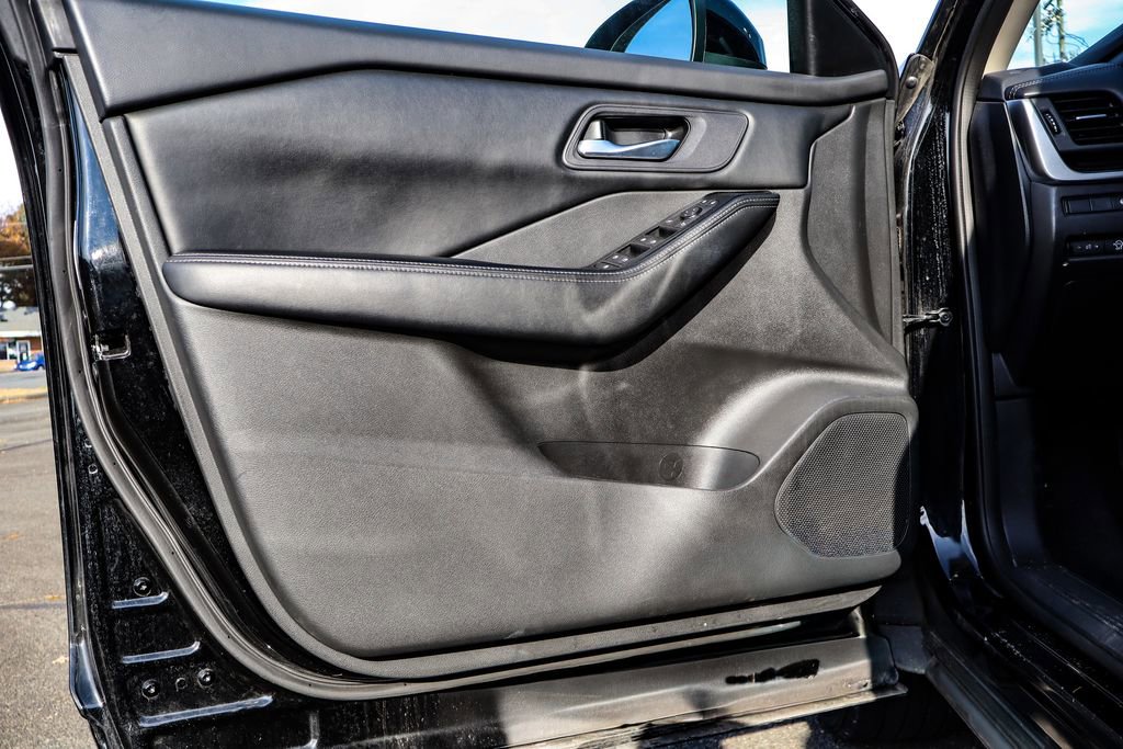 Used 2024 Nissan Rogue SV image 35