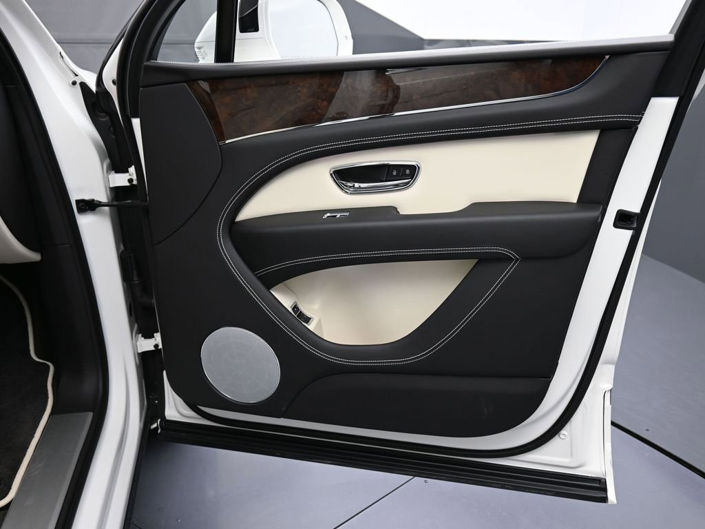 Certified 2023 Bentley Bentayga Plug-In Hybrid AWD/4WD image 29