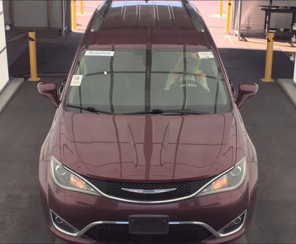Used 2018 Chrysler Pacifica Touring-L FWD image 2