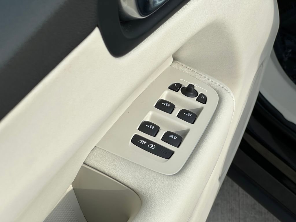 Used 2023 Volvo XC60 T8 Plus image 21