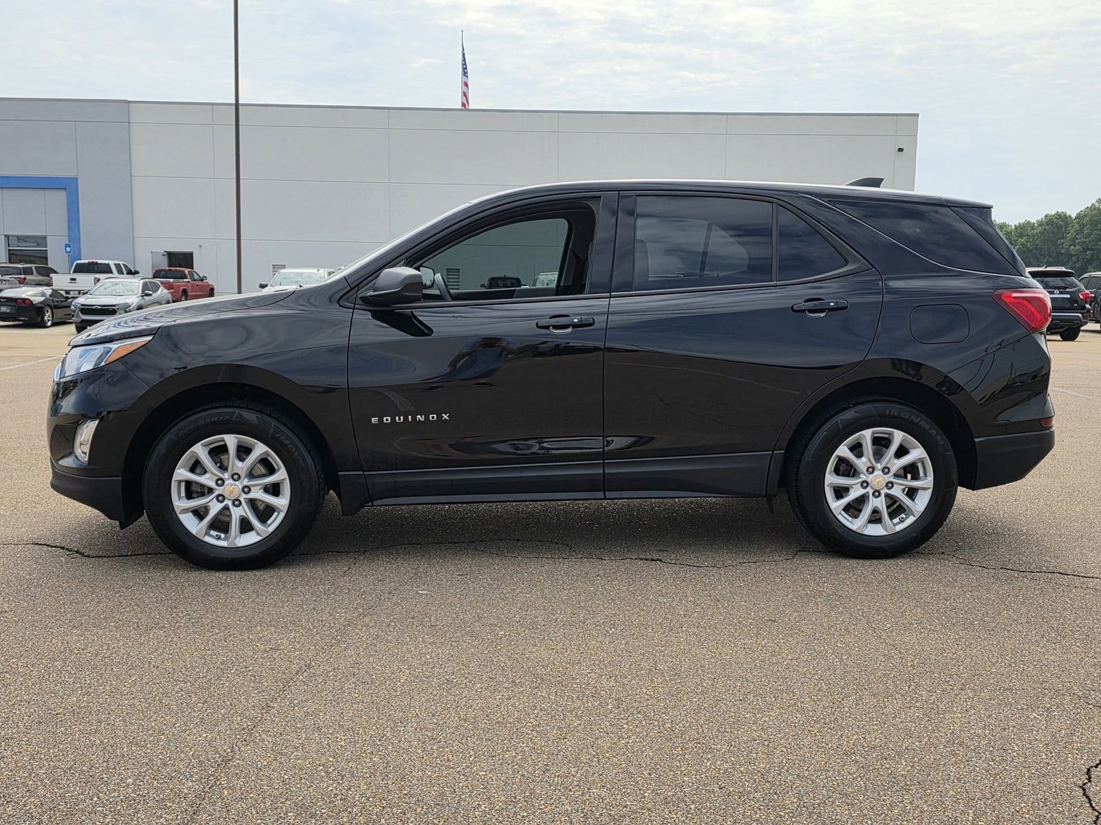 Used 2019 Chevrolet Equinox LS w/ LS Convenience Package AWD/4WD image 2