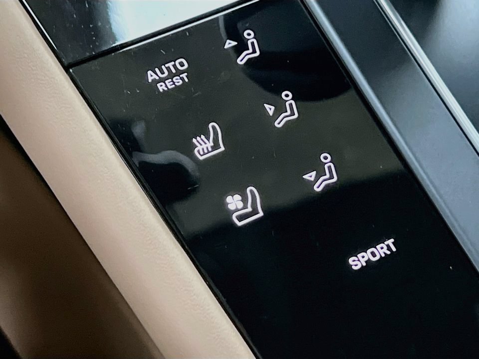 Certified 2026 Porsche Macan AWD/4WD image 23