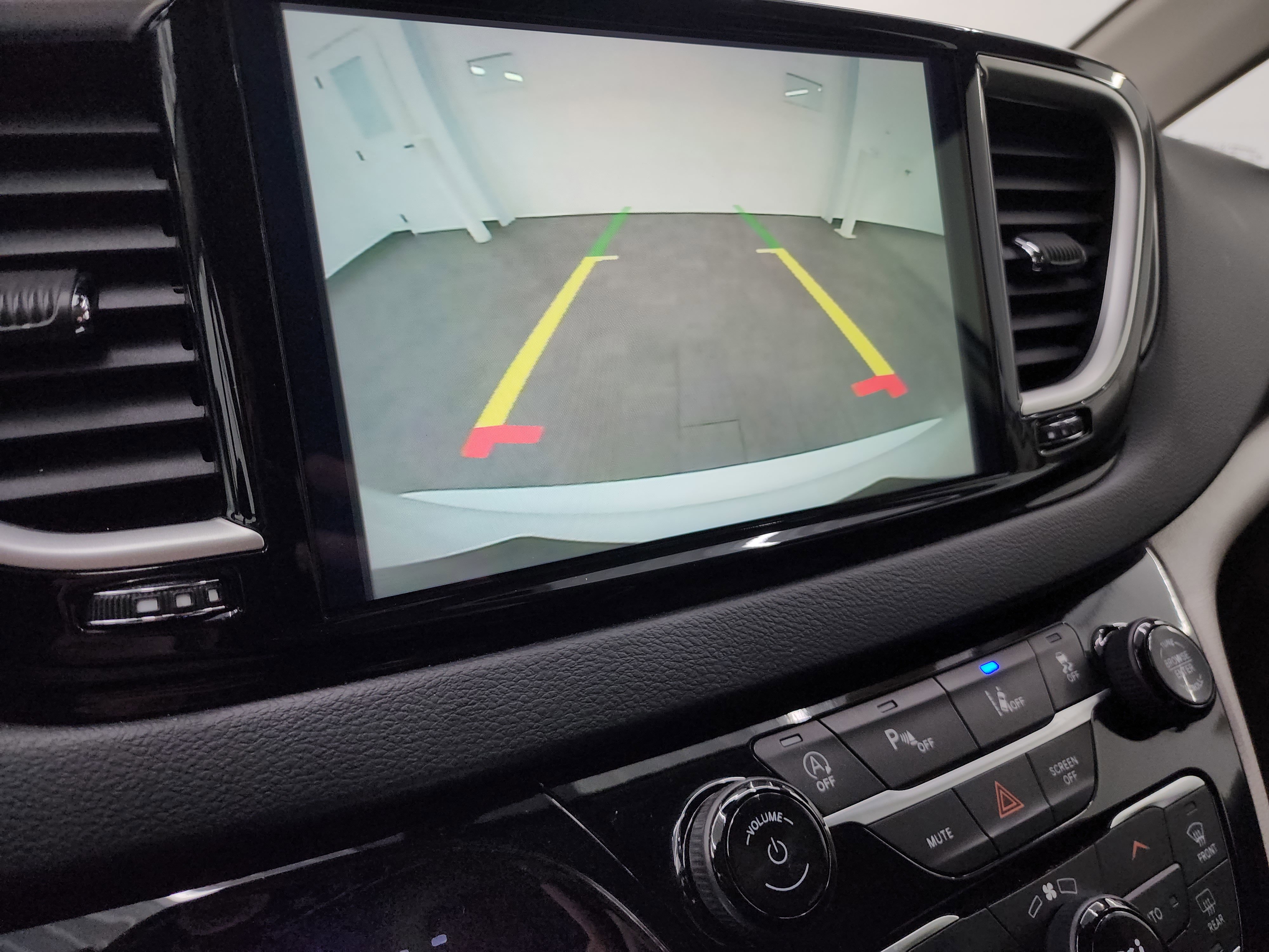 Used 2024 Chrysler Pacifica Touring-L FWD image 17