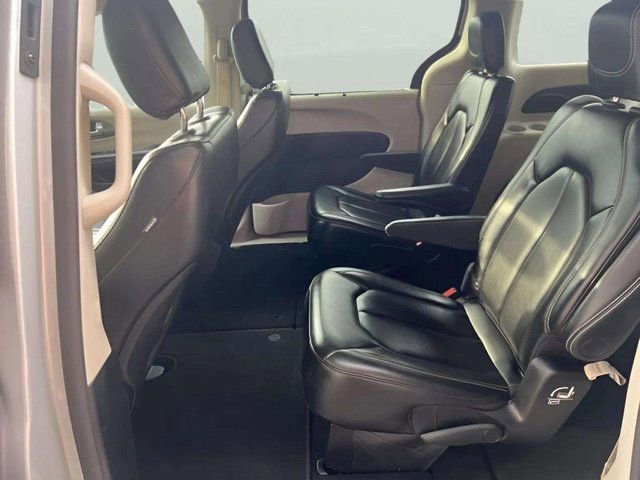 Used 2023 Chrysler Pacifica Touring-L image 11