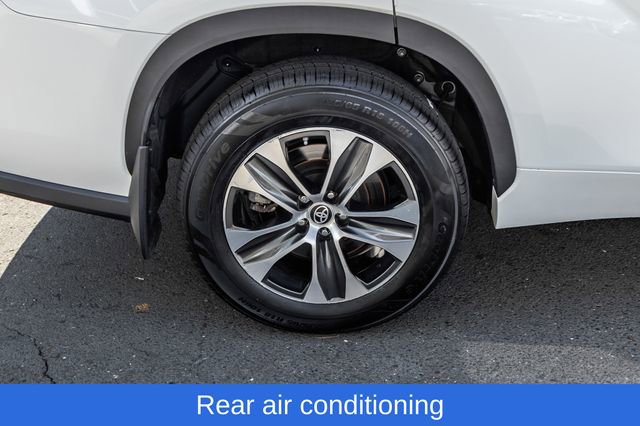Used 2023 Toyota Highlander XLE AWD/4WD image 6