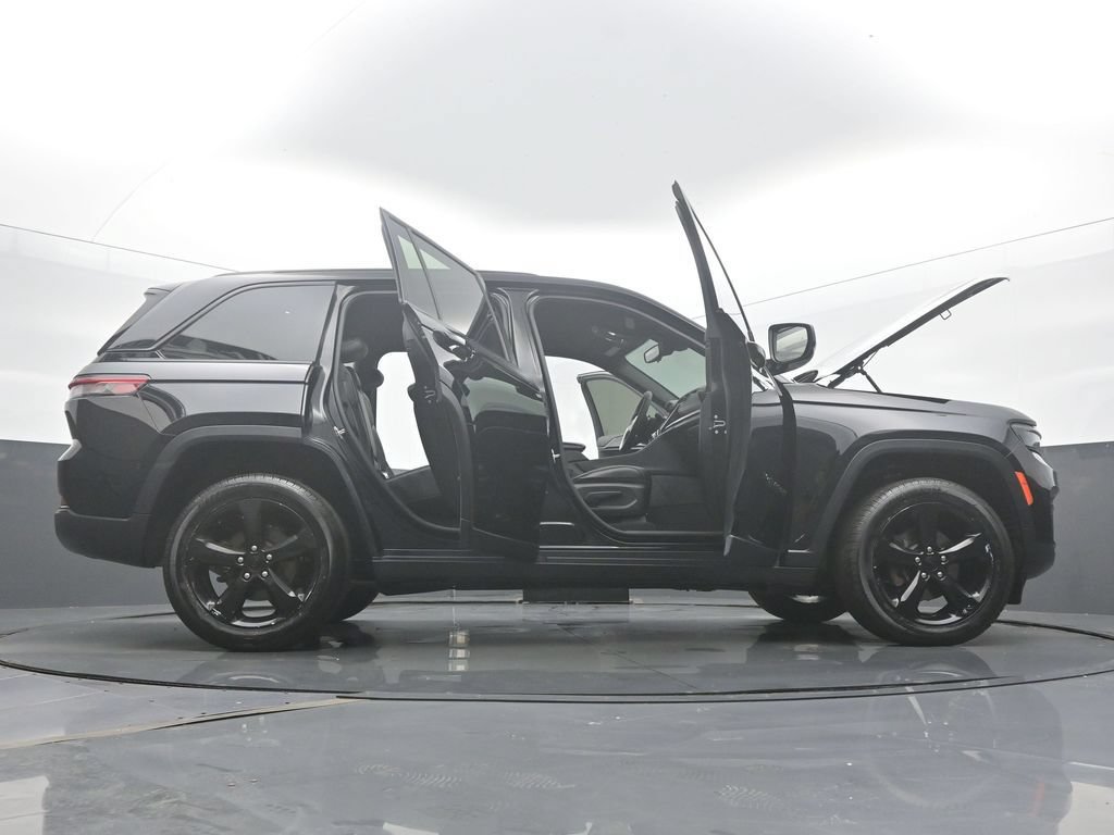 Used 2023 Jeep Grand Cherokee Altitude AWD/4WD image 59