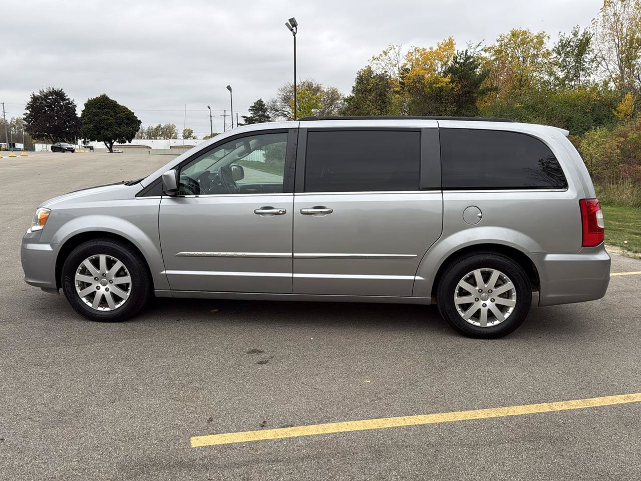 Used 2016 Chrysler Town & Country Touring w/ Driver Convenience Group FWD image 8
