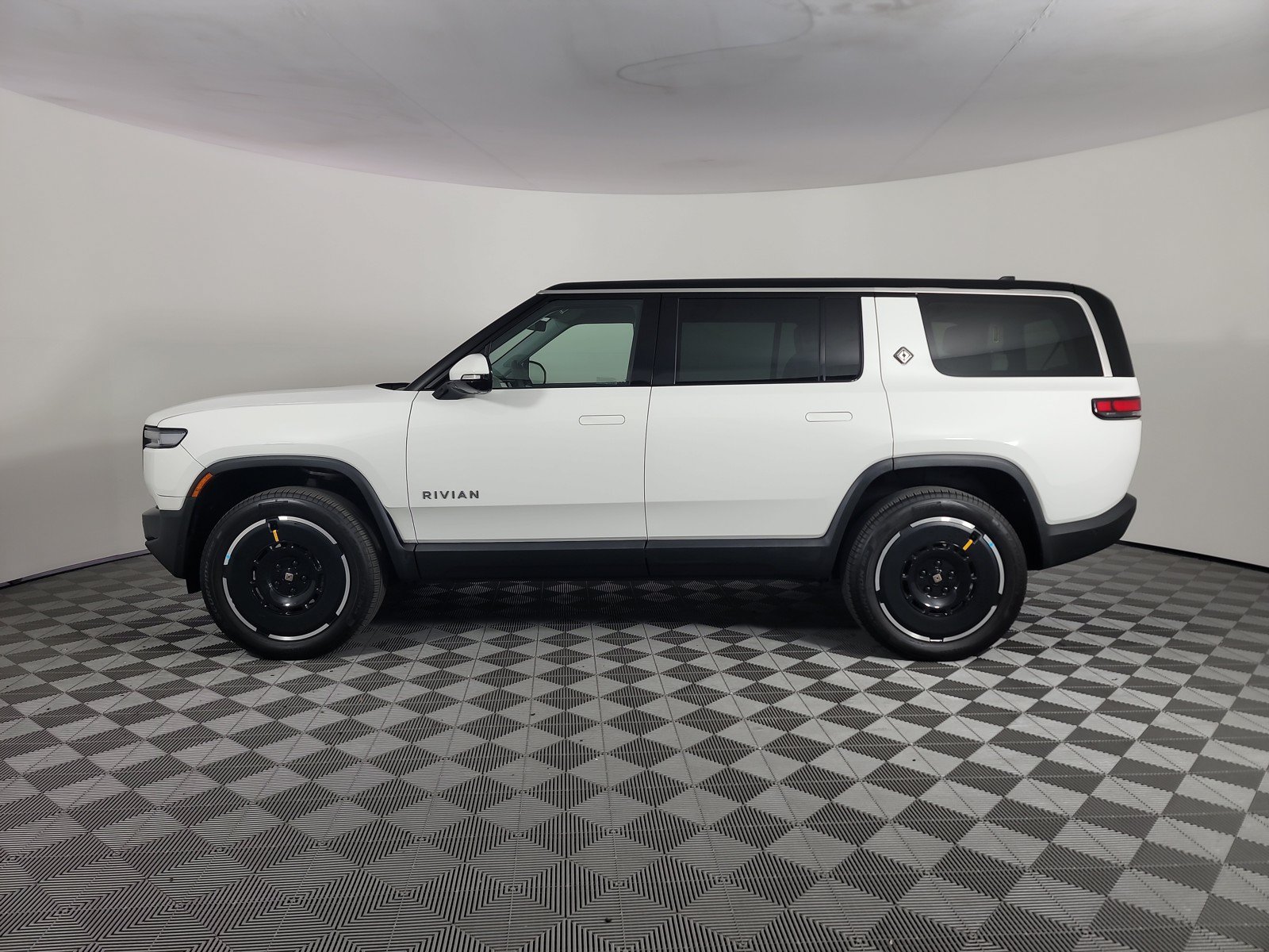 Used 2025 Rivian R1S Adventure AWD/4WD image 2