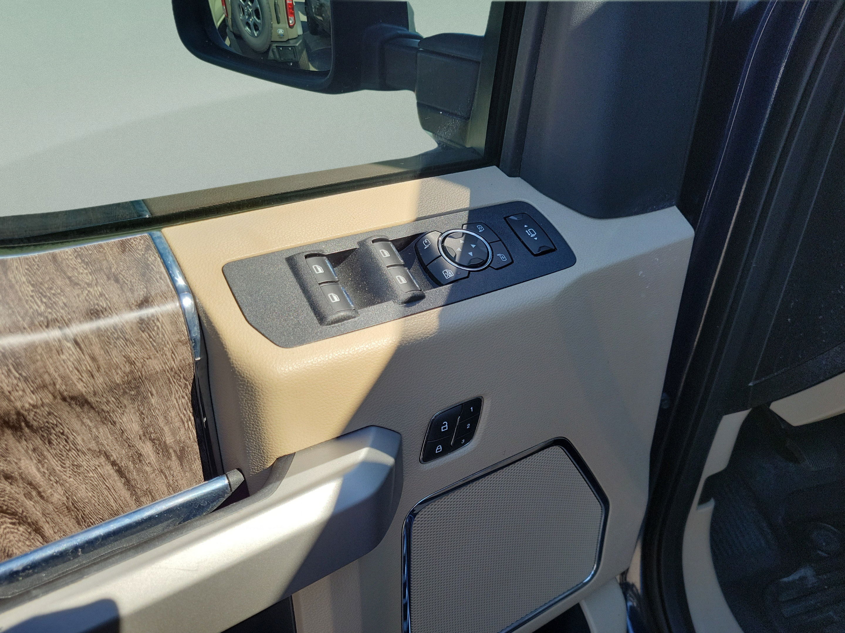Used 2019 Ford F350 Lariat w/ Lariat Ultimate Package AWD/4WD image 15