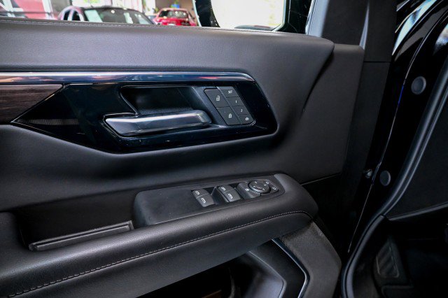 Used 2025 Chevrolet Suburban Z71 AWD/4WD image 17