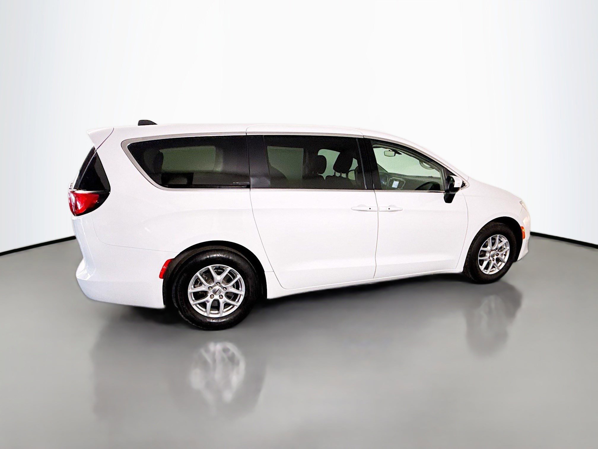 Used 2022 Chrysler Voyager LX FWD image 11