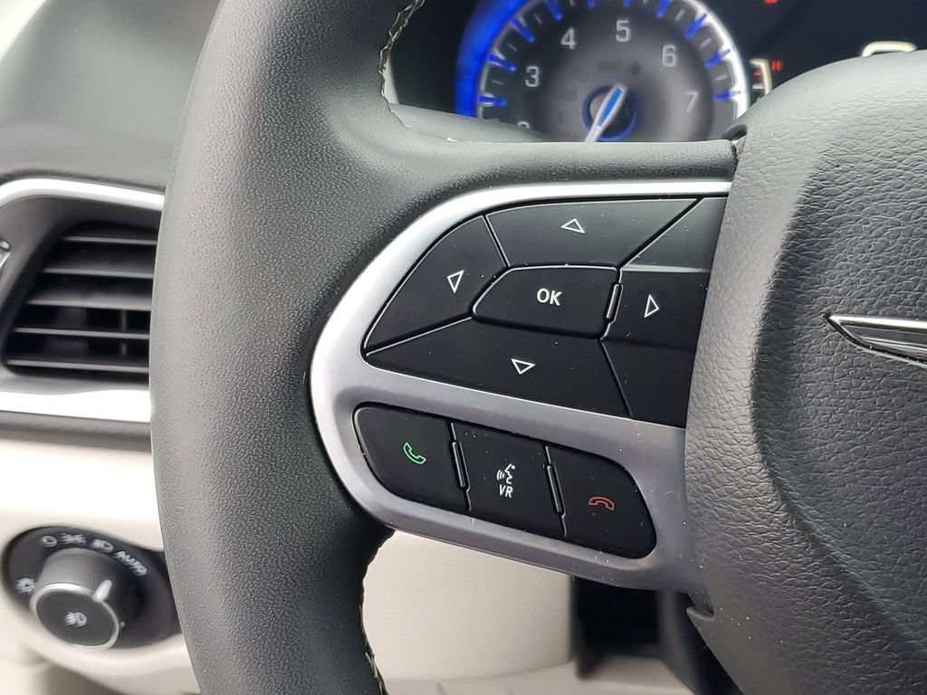 Used 2024 Chrysler Pacifica Touring-L FWD image 16
