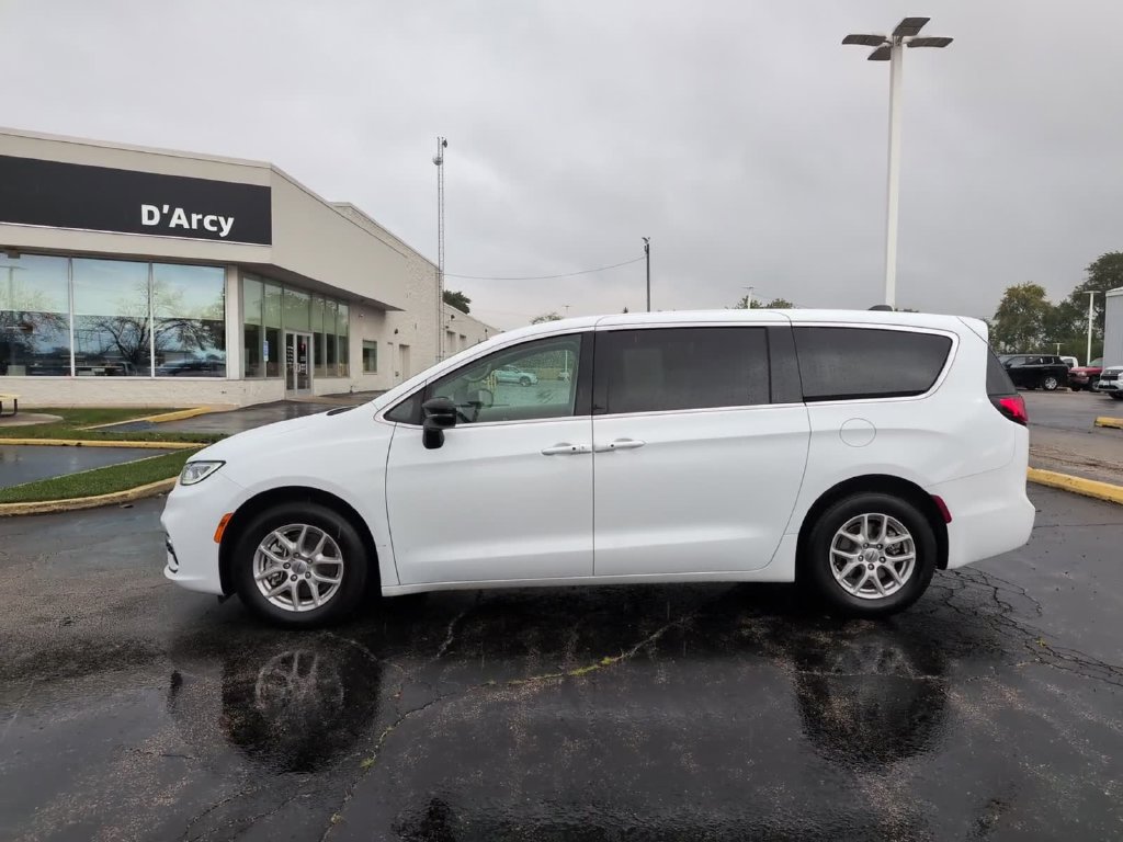 Used 2024 Chrysler Pacifica Touring-L FWD image 10