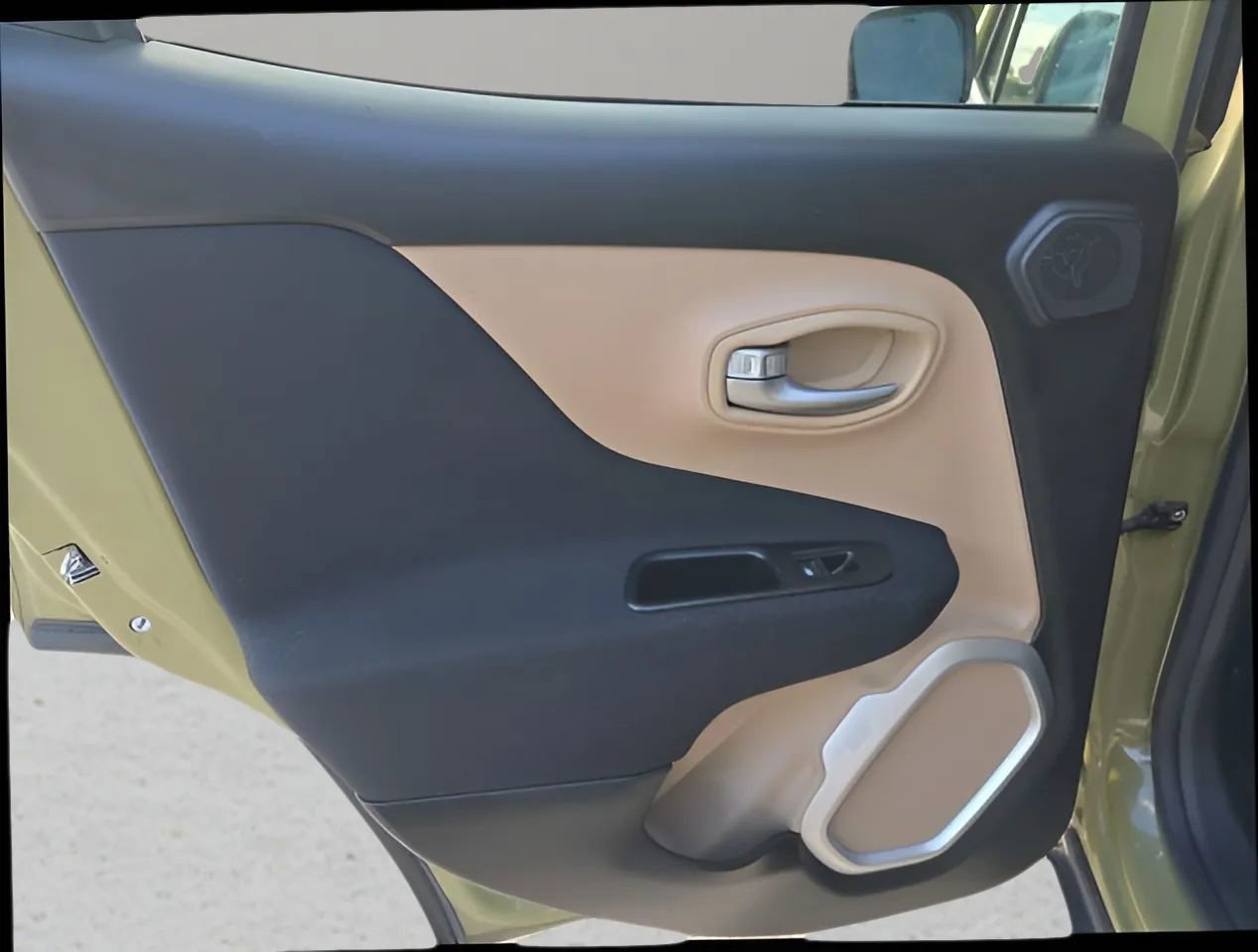 Used 2015 Jeep Renegade Latitude w/ Popular Equipment Group image 10