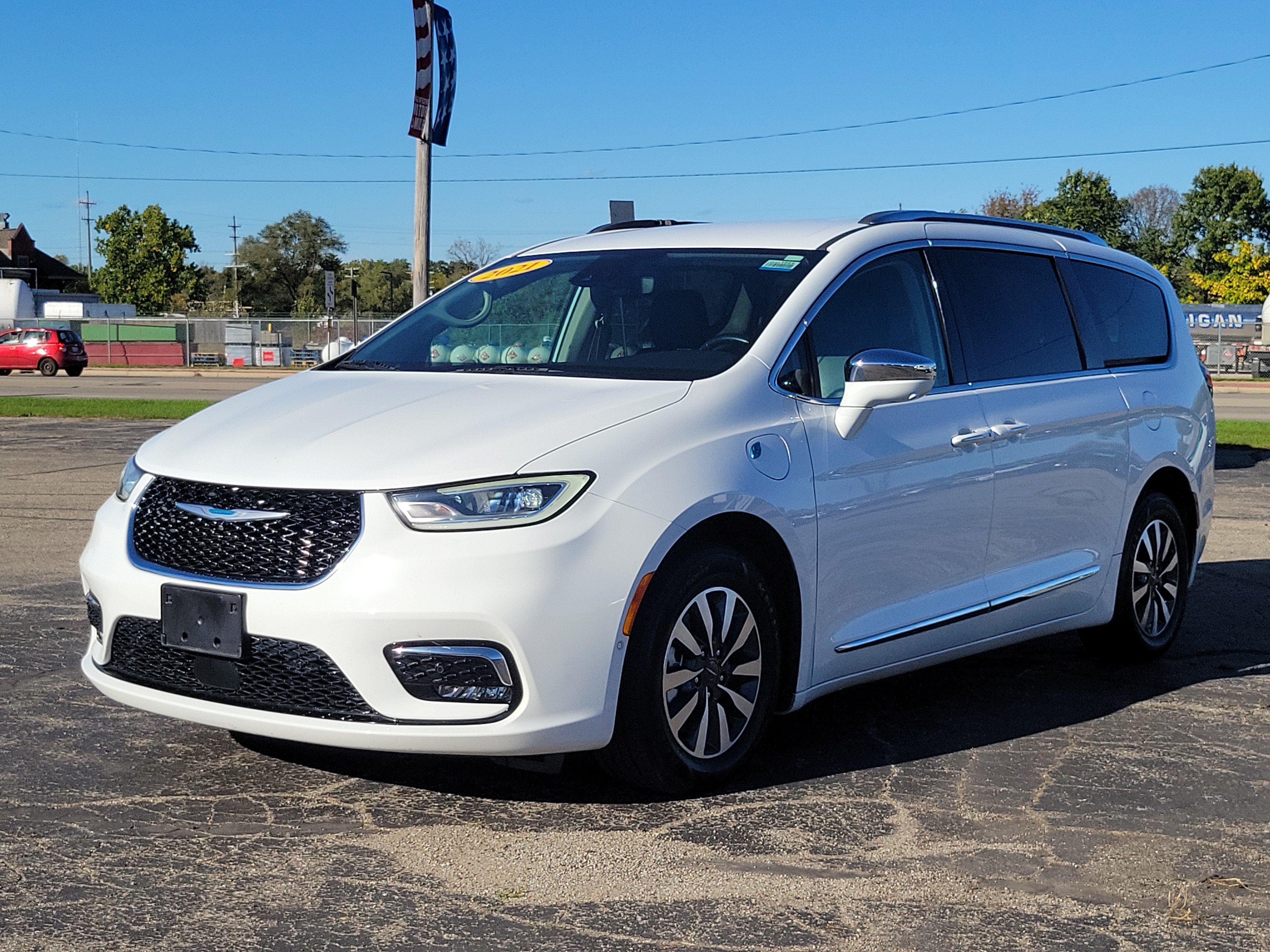 Used 2021 Chrysler Pacifica Limited w/ Uconnect Theater Family Group FWD image 2