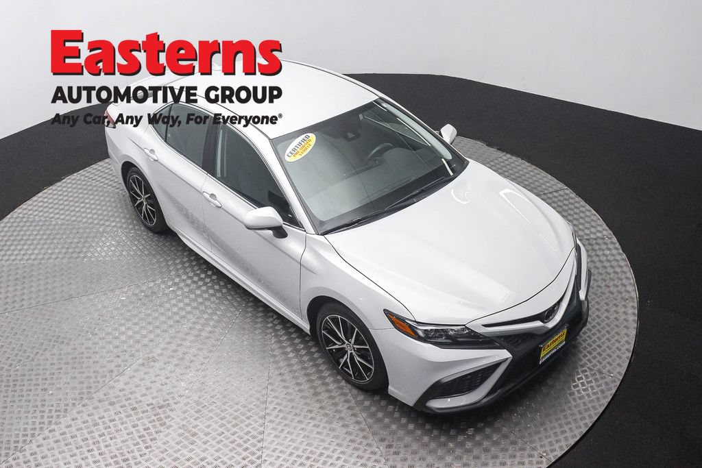 Used 2024 Toyota Camry SE w/ Cold Weather Package FWD image 3
