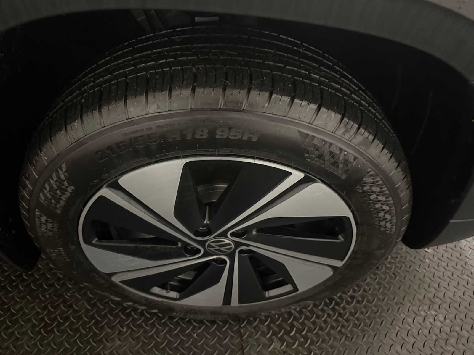 Certified 2025 Volkswagen Taos SE w/ Panoramic Sunroof Package image 12