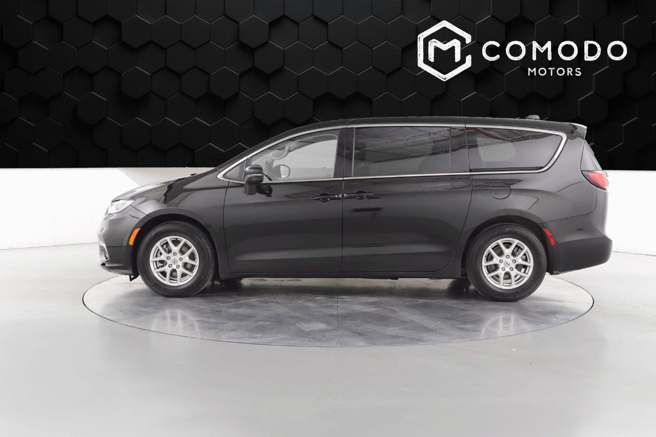 Used 2023 Chrysler Pacifica Touring-L image 6