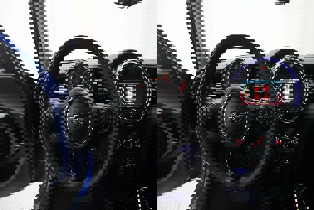 Used 2020 MINI Cooper 4-Door Hardtop image 4