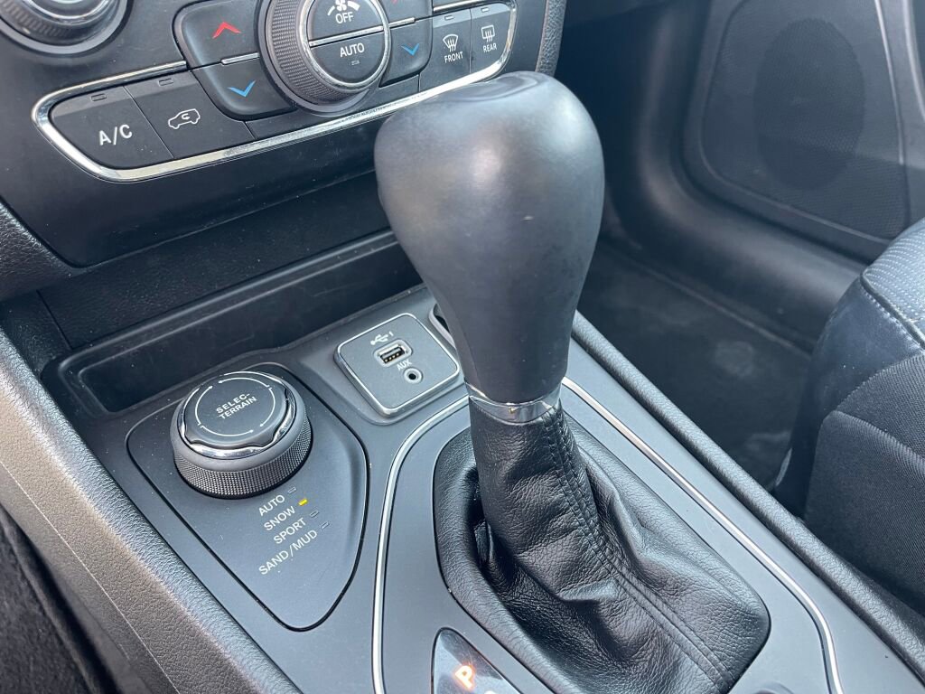 Used 2021 Jeep Cherokee Latitude Lux w/ Comfort/Convenience Group image 10