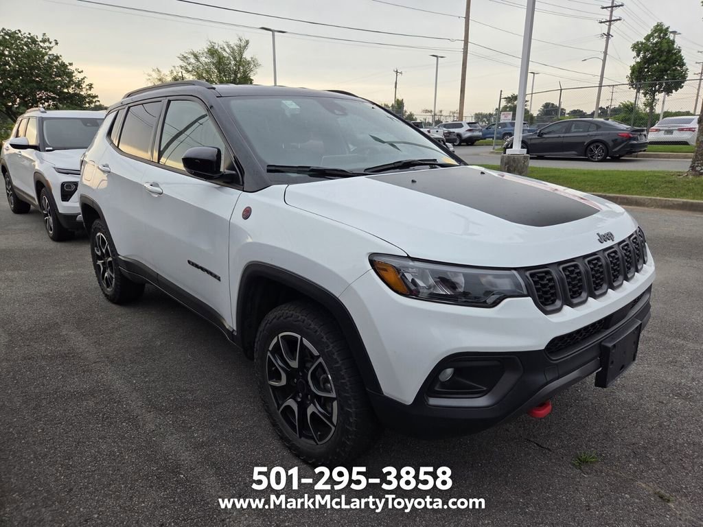Used 2025 Jeep Compass Trailhawk w/ Trailer Tow Group AWD/4WD image 3