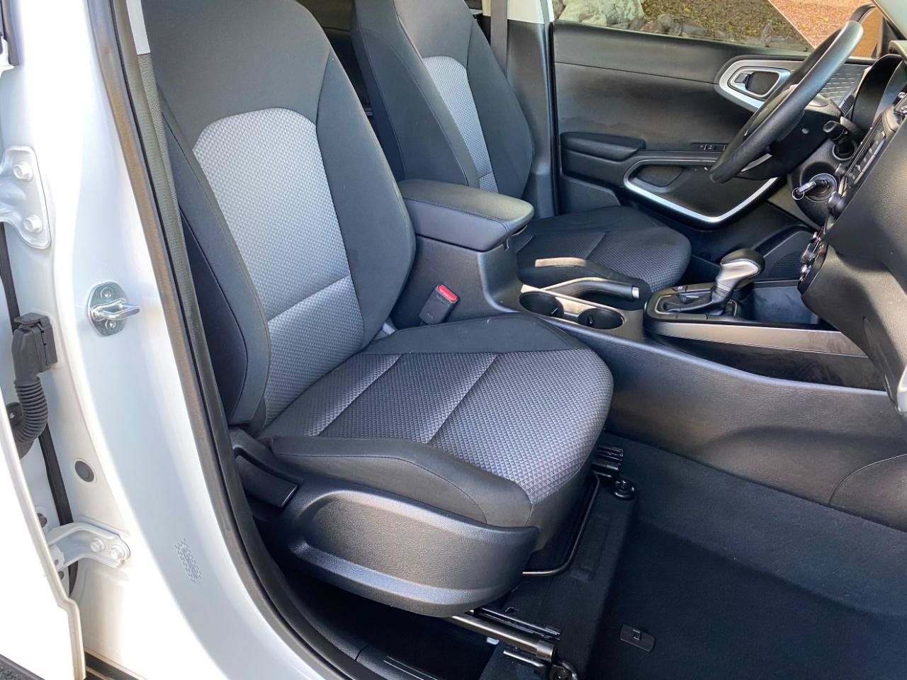 Used 2025 Kia Soul LX w/ LX Technology Package FWD image 45