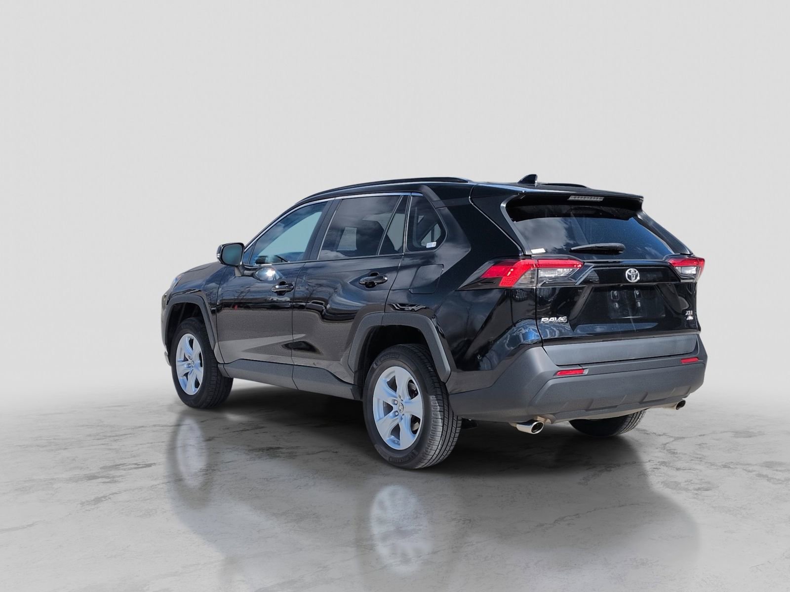 Used 2019 Toyota RAV4 XLE image 5