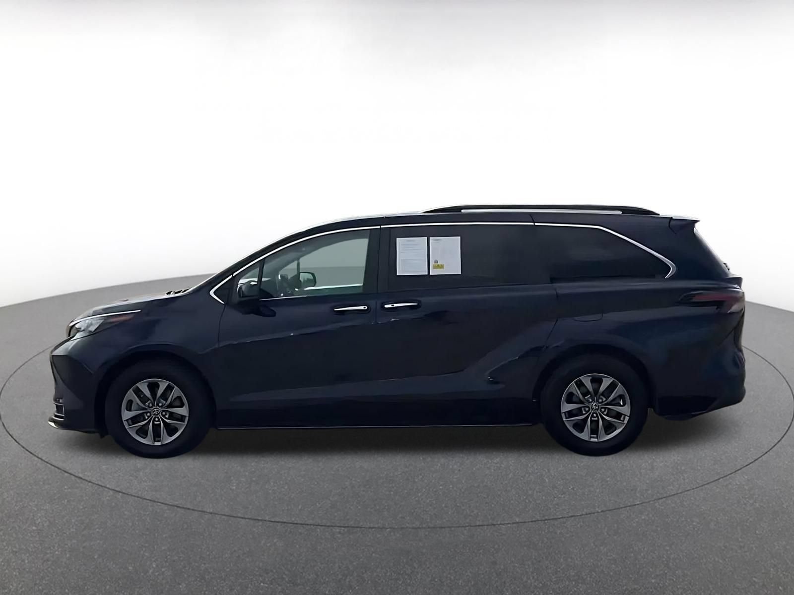 Used 2025 Toyota Sienna XLE FWD image 8
