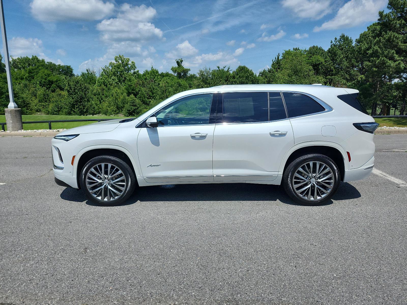 Used 2025 Buick Enclave Avenir w/ Super Cruise Package FWD image 2
