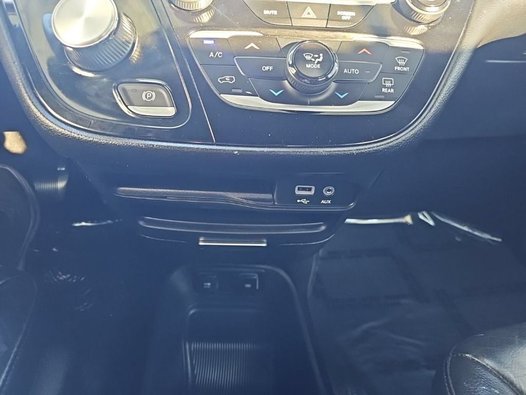 Used 2018 Chrysler Pacifica Touring-L w/ Premium Audio Group FWD image 23