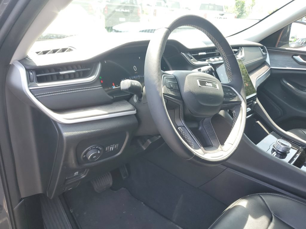 Used 2023 Jeep Grand Cherokee Limited AWD/4WD image 19