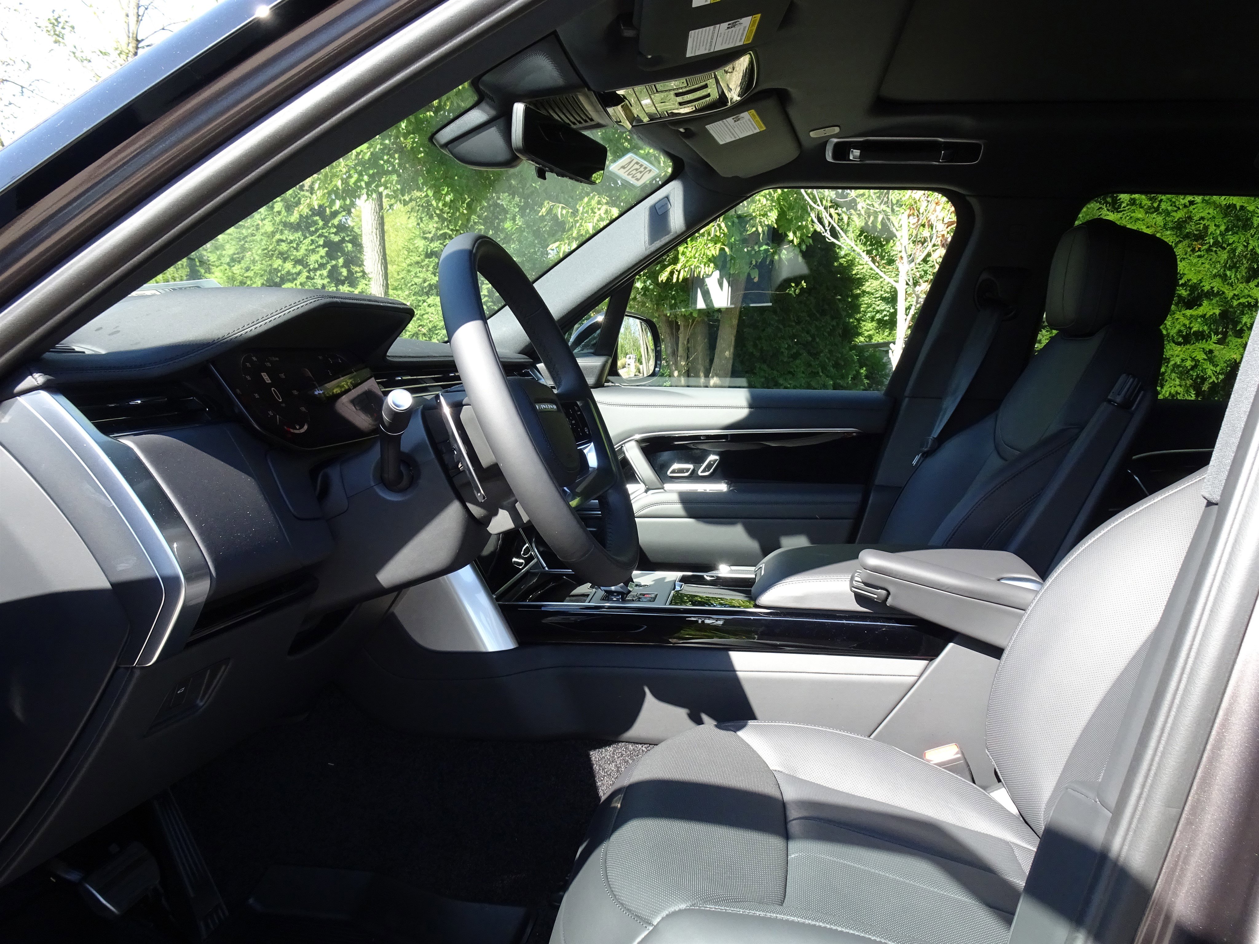 New 2025 Land Rover Range Rover SE image 2