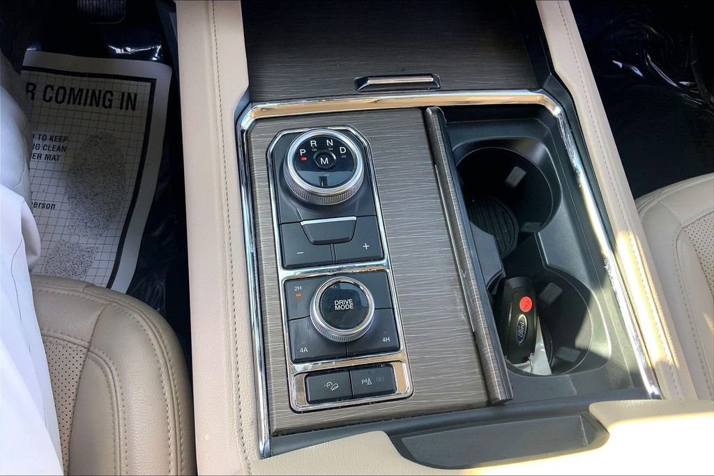 Used 2024 Ford Expedition Limited image 18