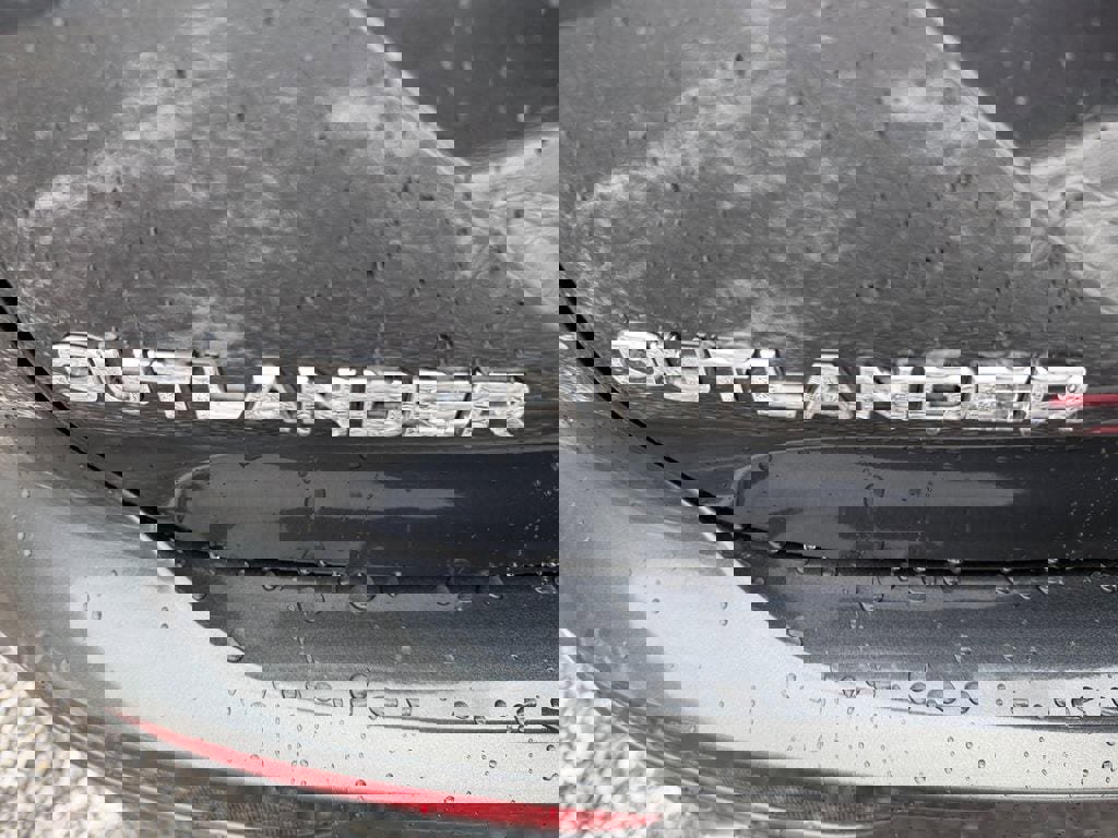 Used 2025 Mitsubishi Outlander SE image 11