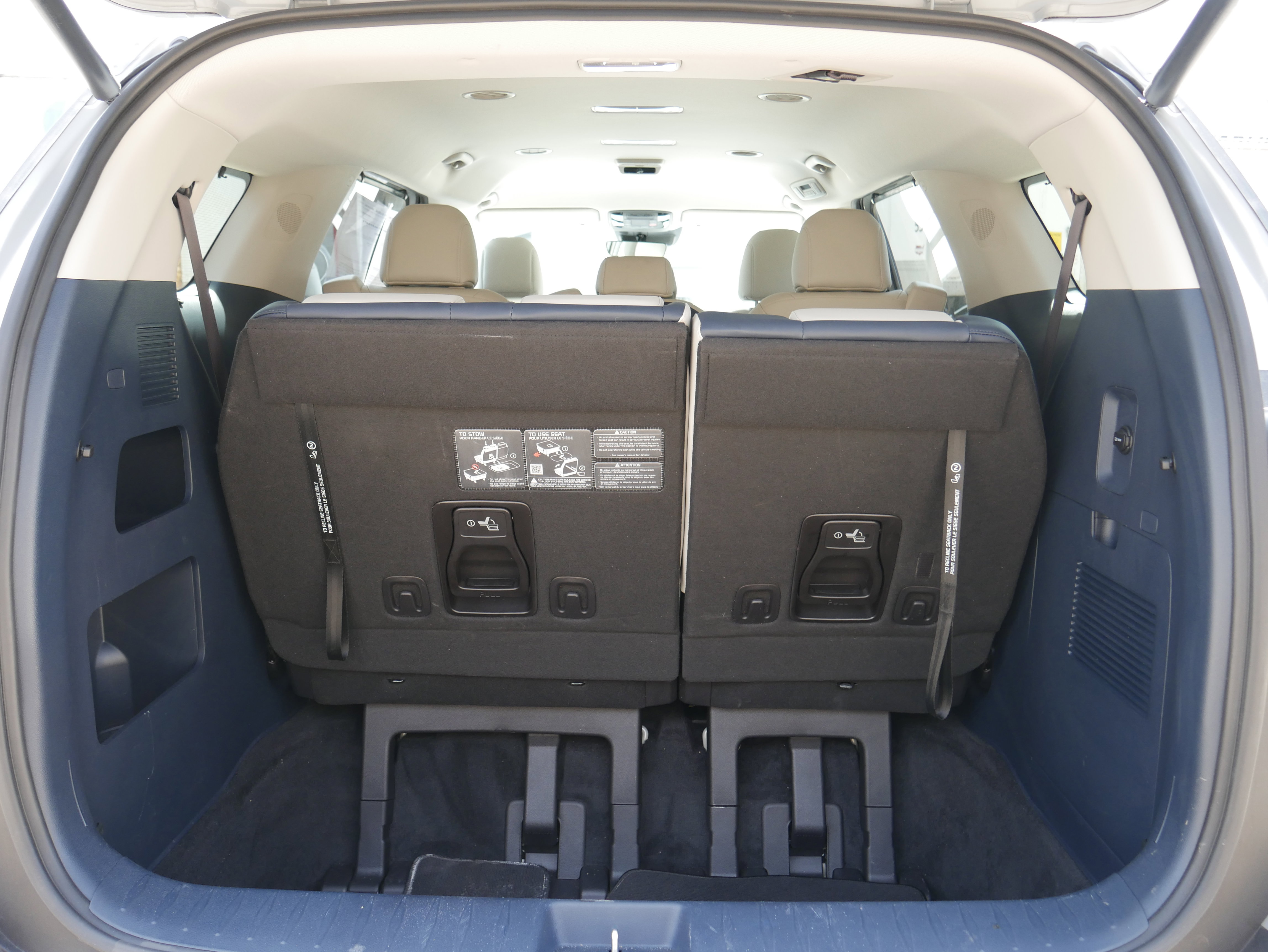 Certified 2025 Kia Carnival EX image 9