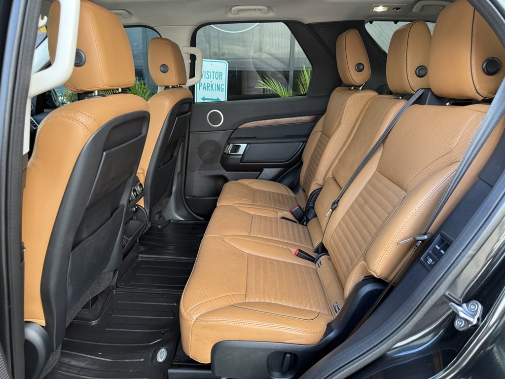 Used 2017 Land Rover Discovery HSE AWD/4WD image 16