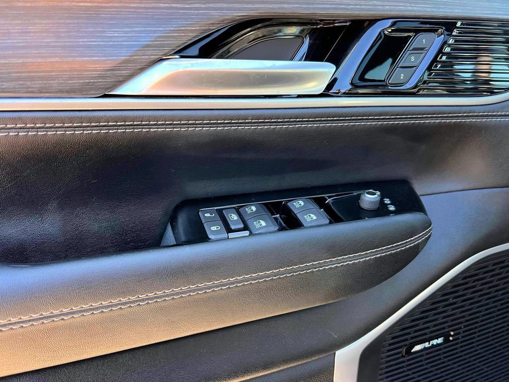 Used 2024 Jeep Wagoneer L Series II w/ Premium Group I image 16